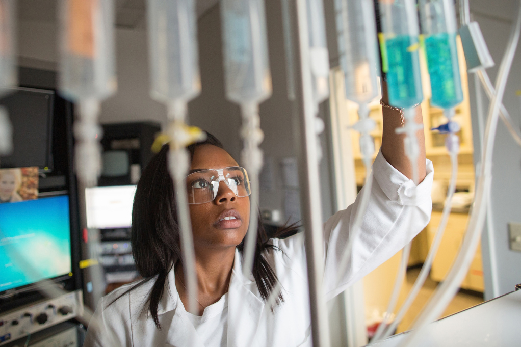 student in lehigh bio/chem lab